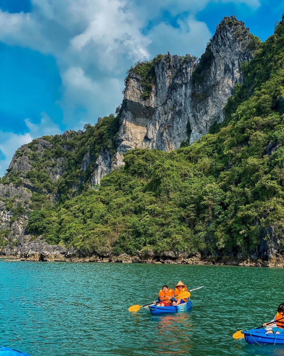 chèo thuyền Kayak tại vịnh Hạ Long chèo thuyền Kayak tại vịnh Hạ Long